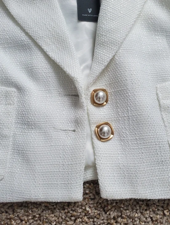 Lulus 🤍 - Picture 7 of 10